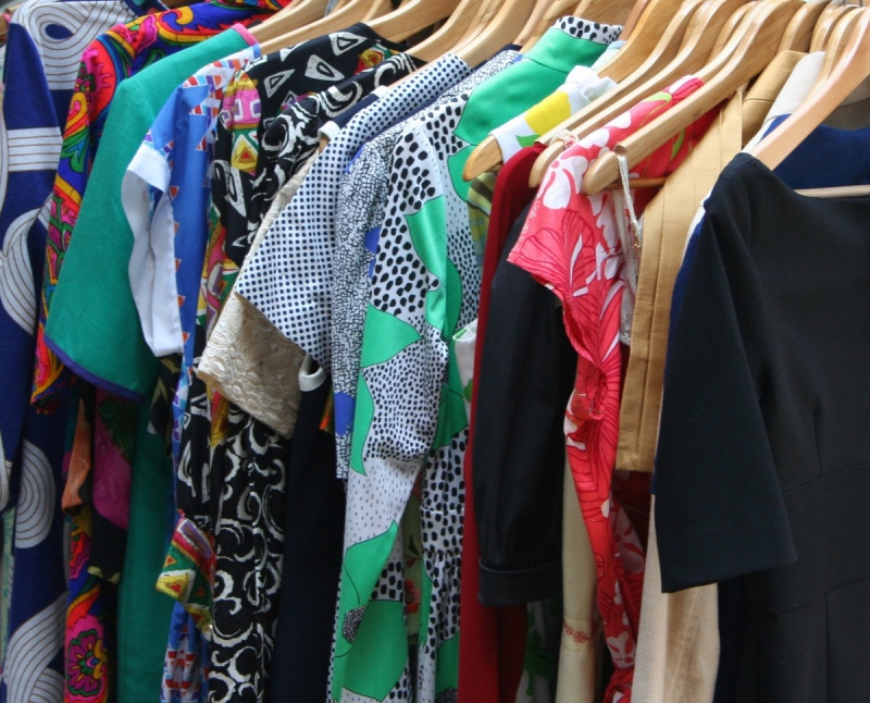 vente-GREOLIERES-min_dresses_apparel_clothing_clothes_clothes_hangers_wooden_hangers_retail_shop_closet-1149845
