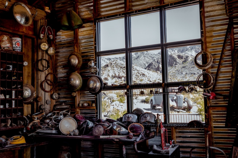 vente-GREOLIERES-min_shop_window_part_junk_abandoned-138873