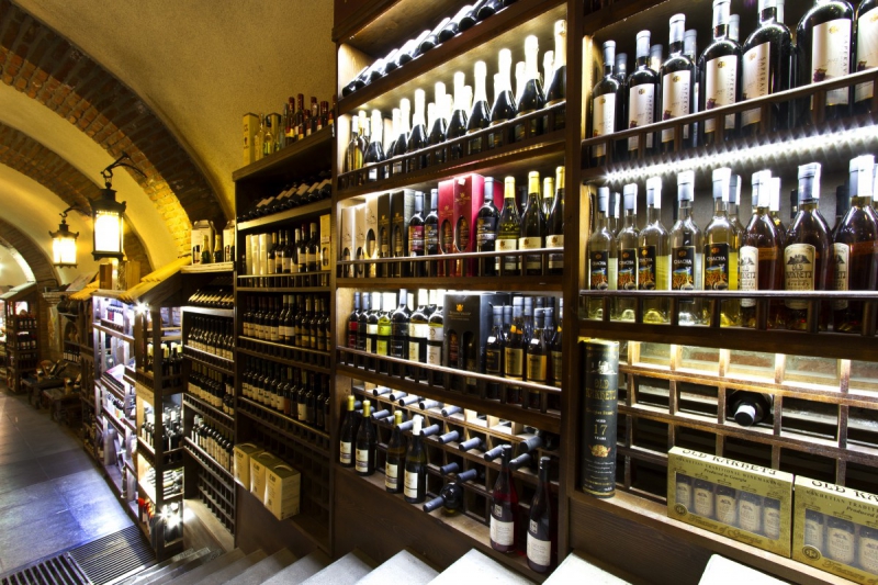 vente-GREOLIERES-min_world_street_travel_shop_canon_georgia_wine_bottles-429767